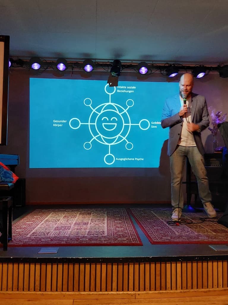 Bühne mit den 4 Dimensionen des Glücks